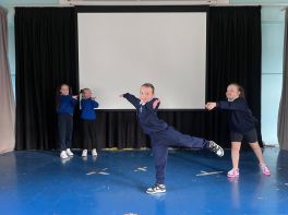 😀P4 using Freeze Frame to represent different scenes in Flat Stanley